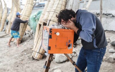 El hombre de la caja de madera