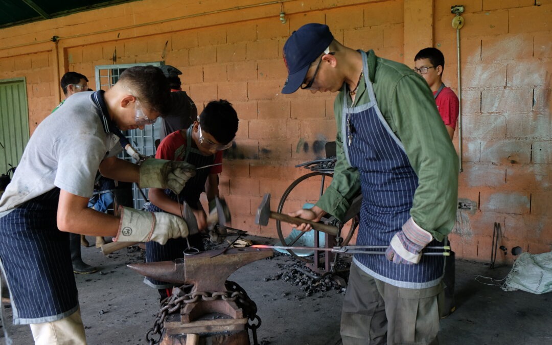 Una escuela itinerante rescata la forja de hierro en los Andes venezolanos