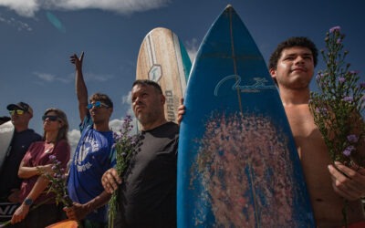 Un círculo sagrado despide a los surfistas caídos